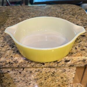 Vintage Pyrex 1 pint round casserole dish Verde (yellow).